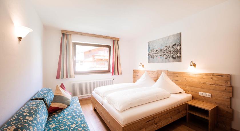 Hotel Eschenhof & Apartments Fulpmes Room photo
