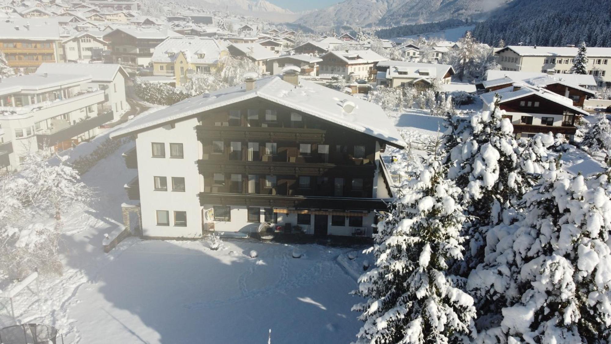 Hotel Eschenhof & Apartments Fulpmes Exterior photo