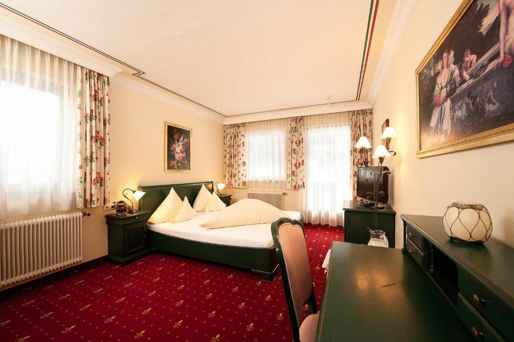 Hotel Eschenhof & Apartments Fulpmes Room photo
